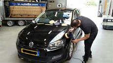 zwarte auto poetsen